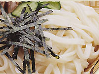 喉ごしと弾力のあるうどん 水沢うどん 。半生極太うどんは通常のうどんの約3倍の太さになります大澤屋